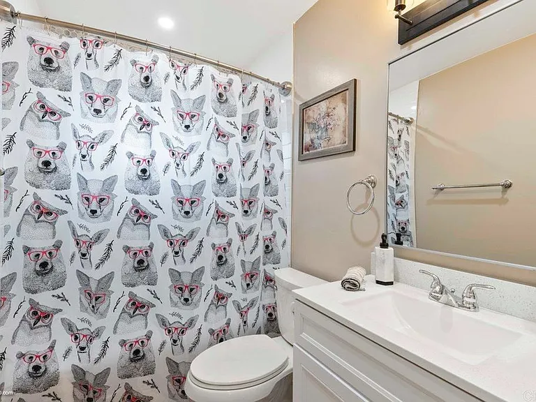 1870 Jeffrey Ave — Photo 27
