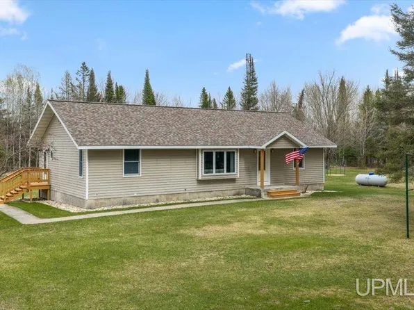 10940 N River Ln, Cornell, MI 49818