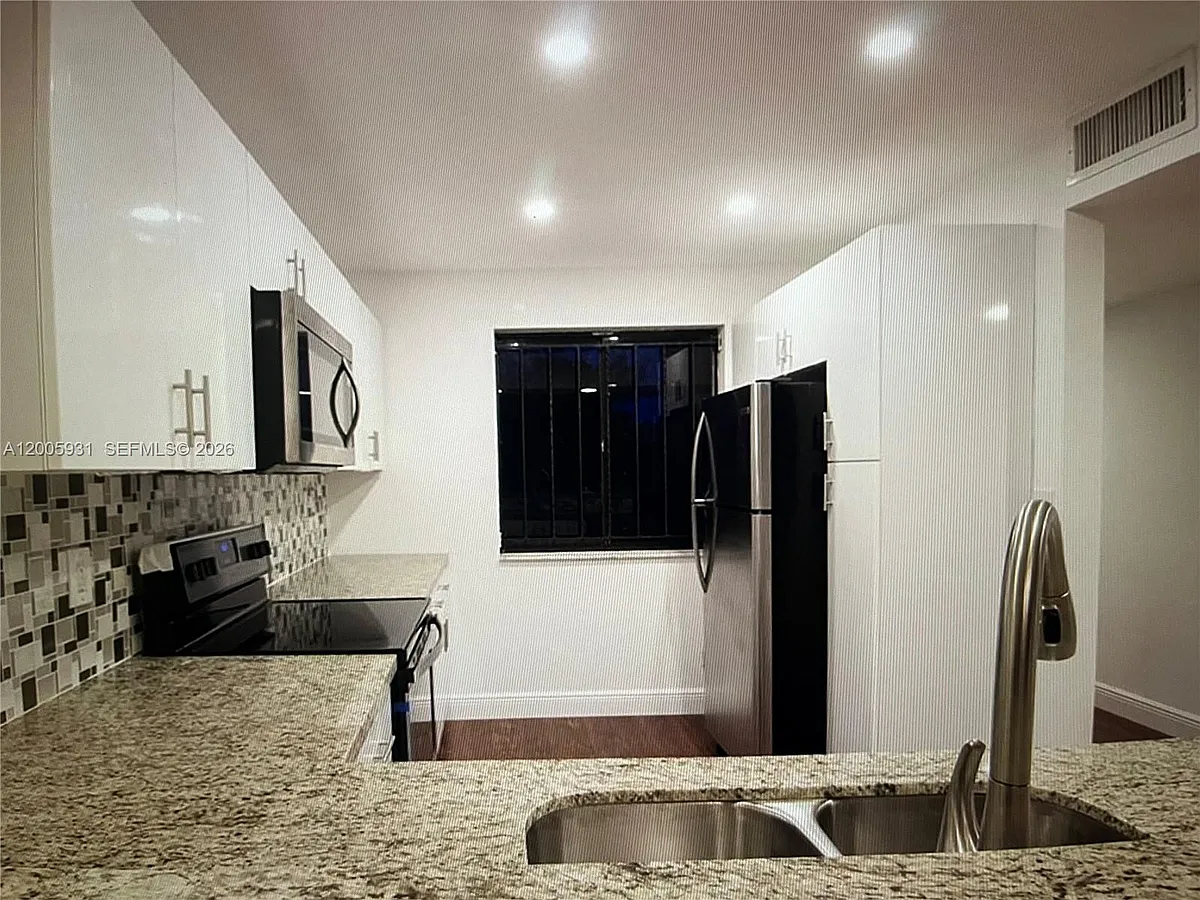 Building Photo - 201 Lakeview Dr #204