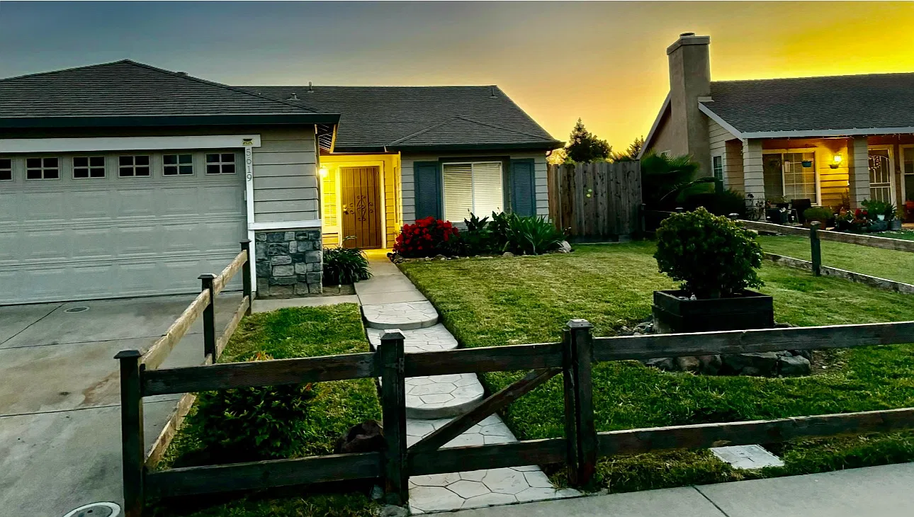 3 bed, 1275 sqft, $2,400 — Photo 1