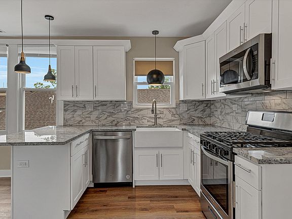 5th image of 4618 N Avers Ave