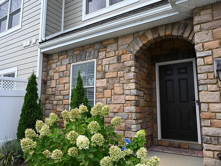 140 Aynsley Ln — Photo 4