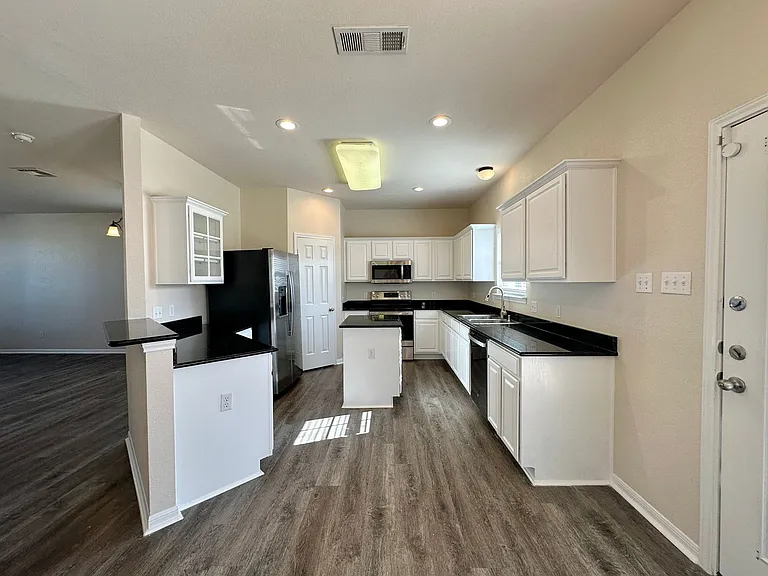 202 Crowfoot Dr — Photo 8