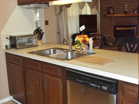 3rd image of 4329 N Landsdowne