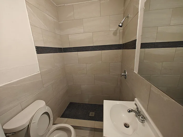 211 E Standifer St #B — Photo 10