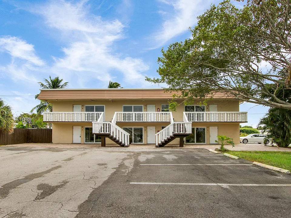 593 Palmetto Dr #1