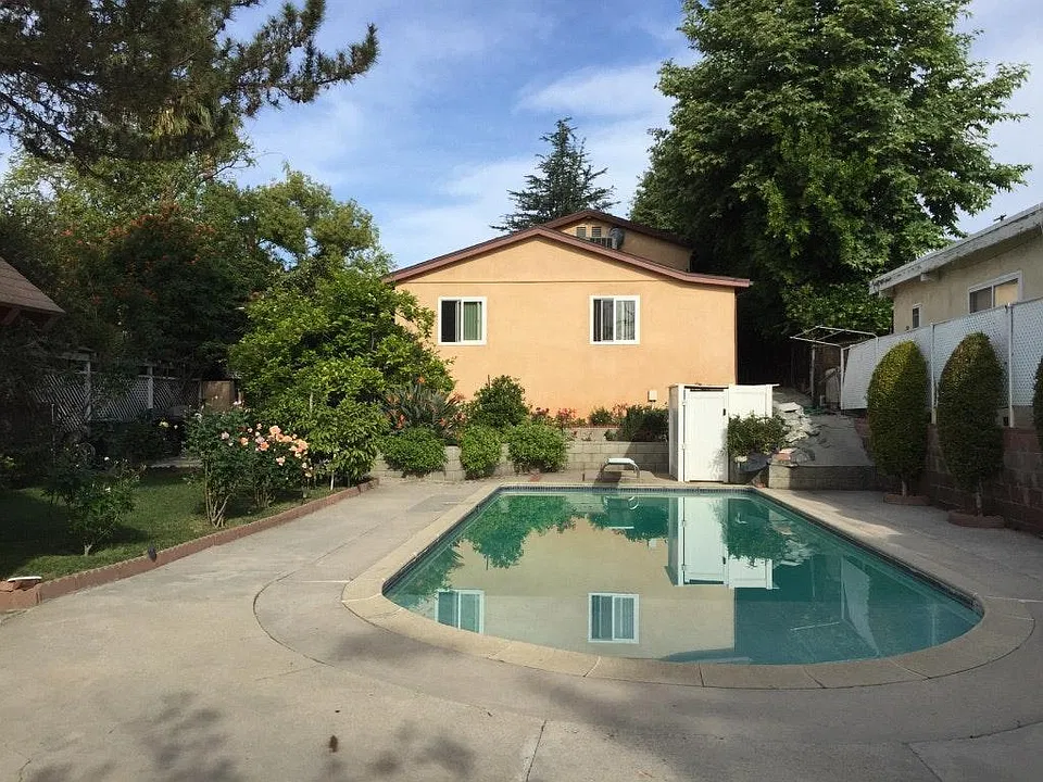 1054 E Providencia Ave