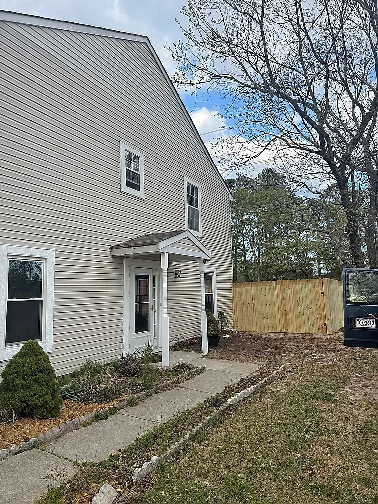 3 bed, 2.5 bath, 1570 sqft, $900 — Photo 1
