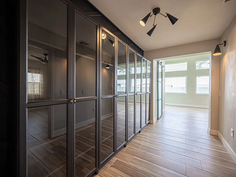 330 E Country Club Dr — Photo 63