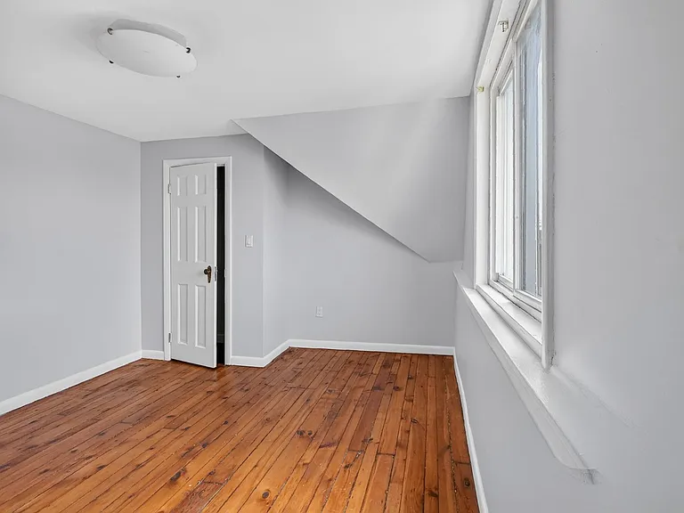 434 George St — Photo 3