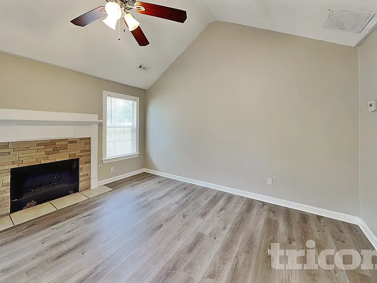 195 Falcon Ridge Dr — Photo 2