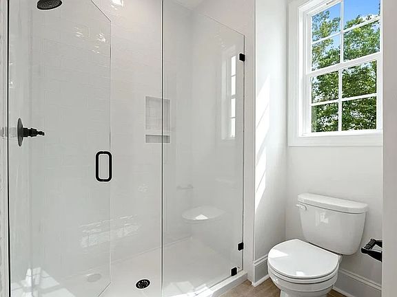 4th image of 711 N Main St