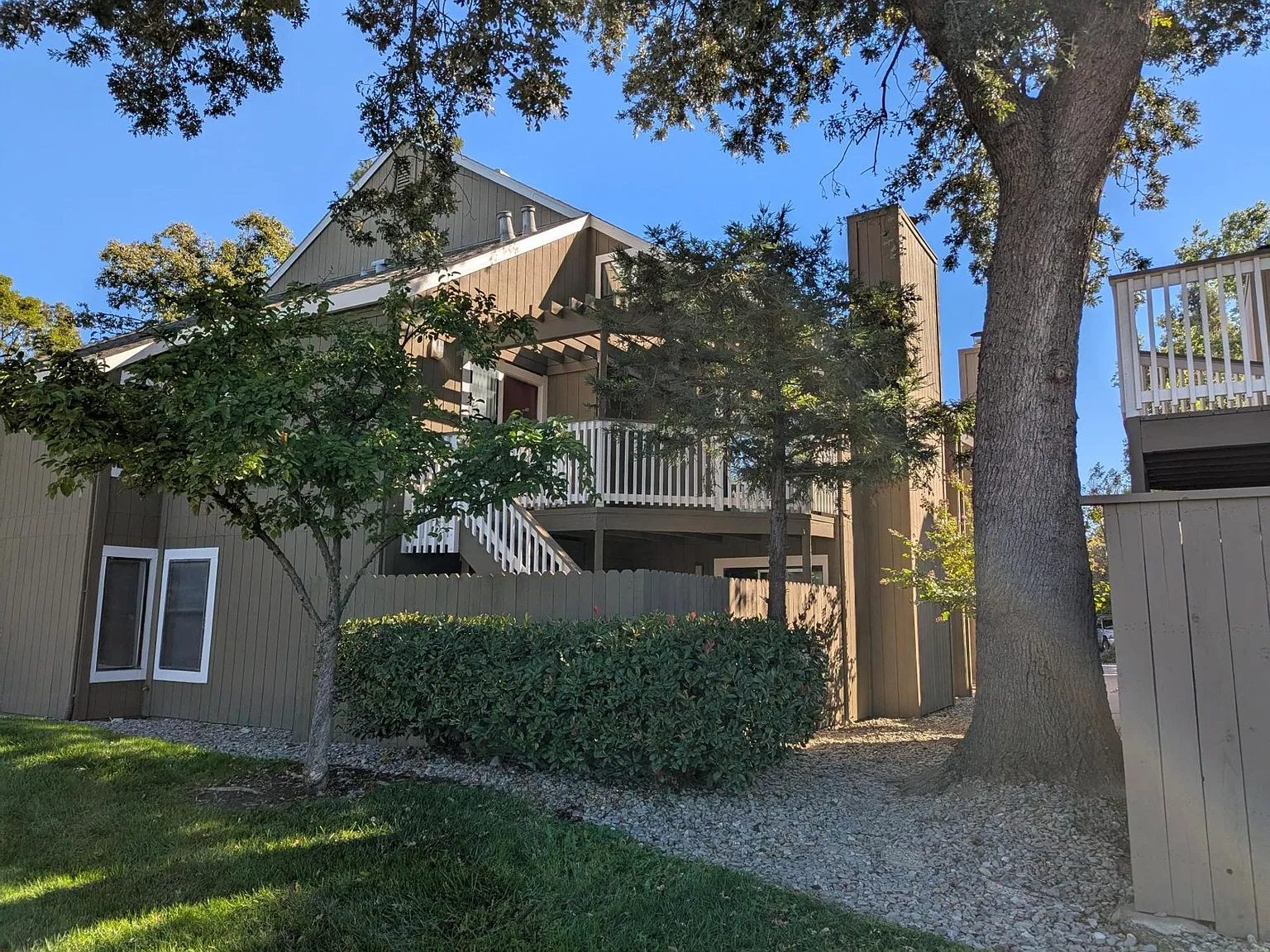 Eastlake Apartments — Photo 4