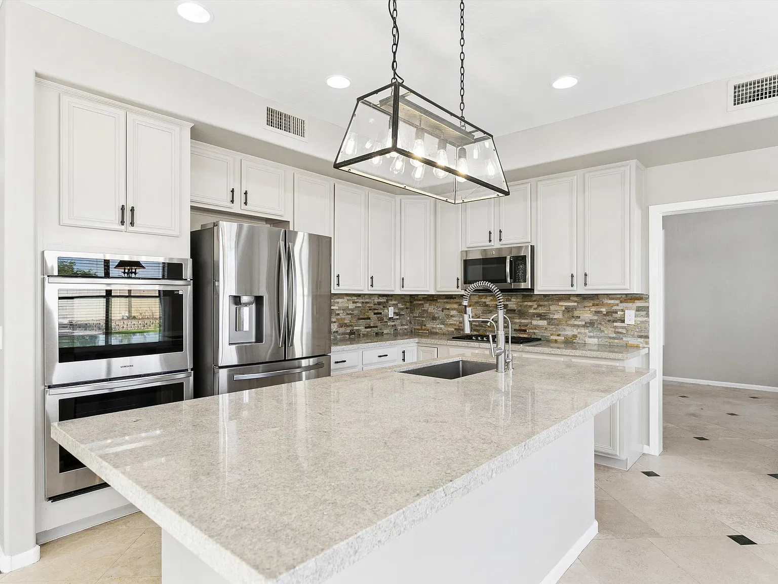 4 bed, 2984 sqft, $3,999 — Photo 4