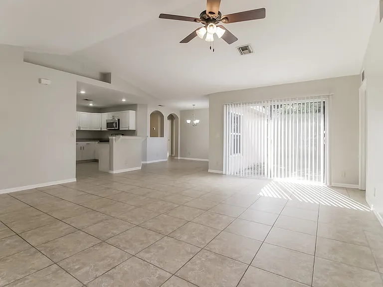 1018 SW 9th Ct — Photo 4