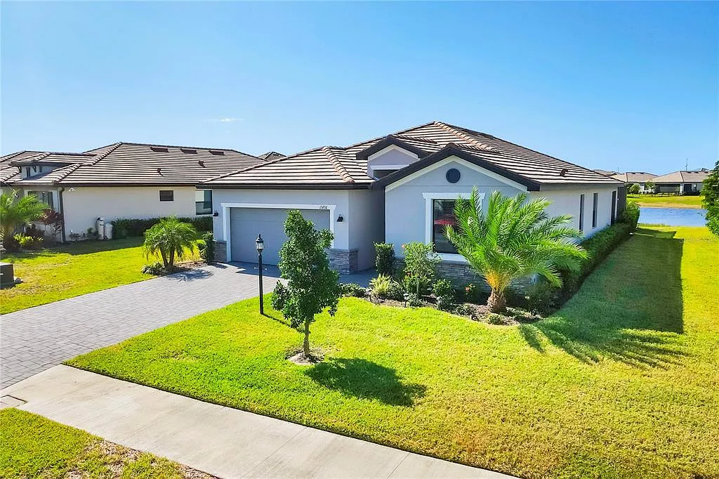 3 bed, 3.0 bath, 2027 sqft, $7,500 — Photo 2
