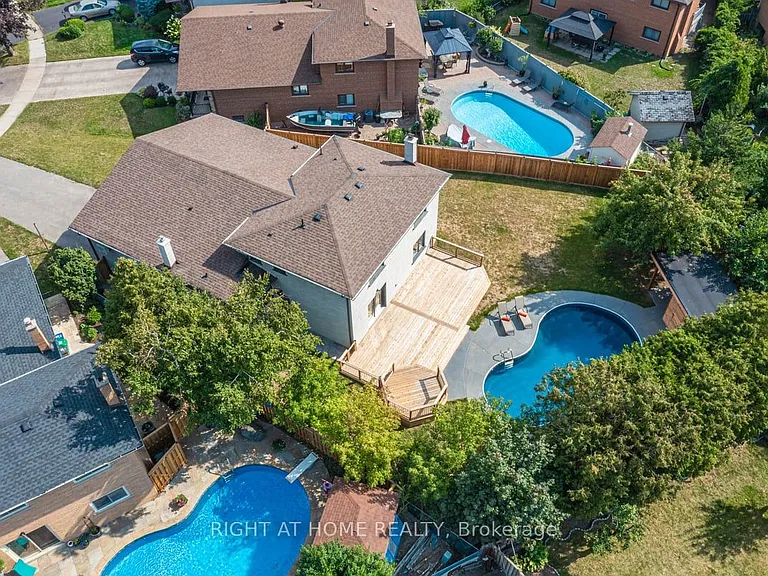 690 Hillman Cres — Photo 1