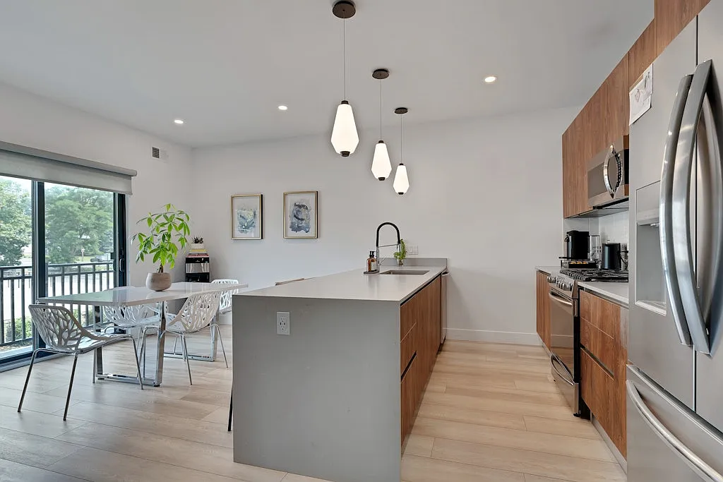 2 bed, 2.5 bath, 2200 sqft, $4,700 — Photo 3