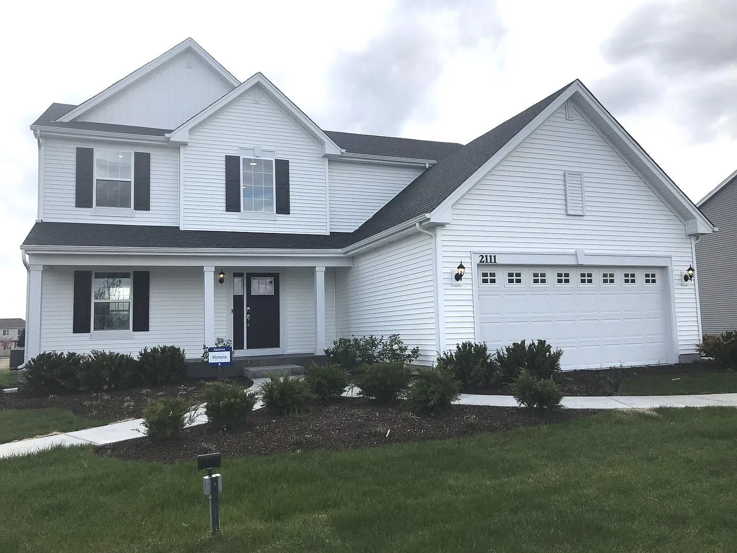 576 Manchester Ln photo 1