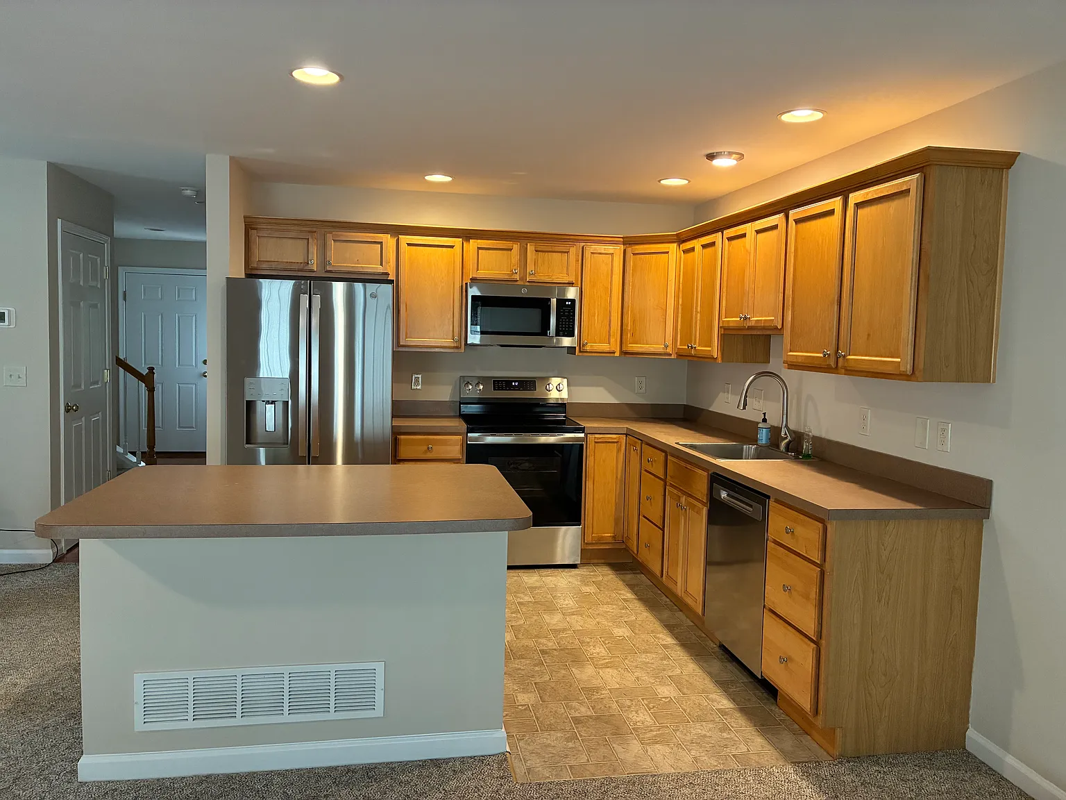 3 bed, 2.5 bath, 1479 sqft, $2,700 — Photo 2