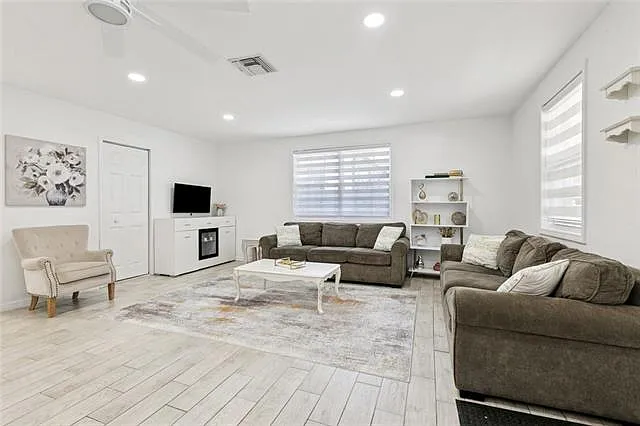 1015 Roselawn St — Photo 3