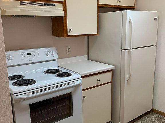 3rd image of 1002 7th St SE #305