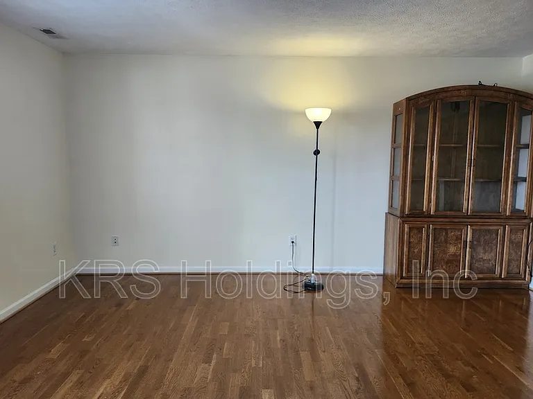 327 Emerson Ln — Photo 4