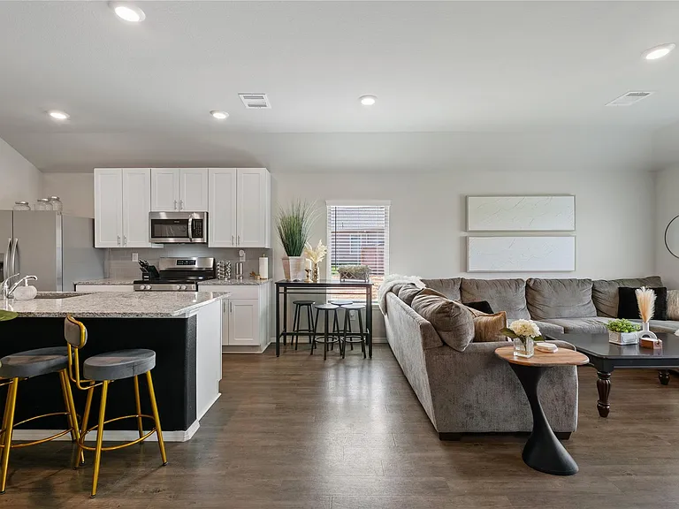 534 Dalloway St — Photo 3