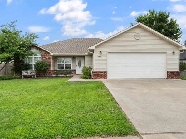 1523 William Ct, Siloam Springs, AR 72761