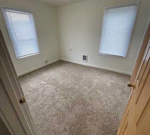 5th image of 4811 Yakima Ave