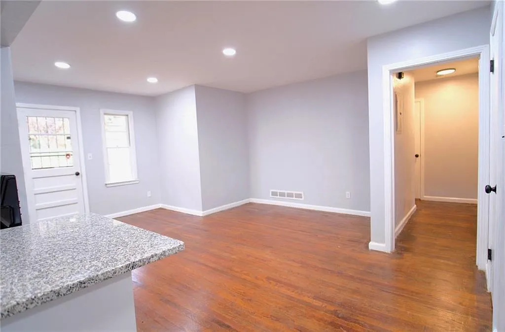 3 bed, 2.0 bath, 1008 sqft, $1,650 — Photo 4