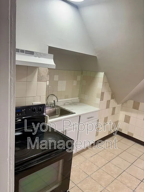 2 bed, 1.0 bath, 1300 sqft, $2,050 — Photo 4