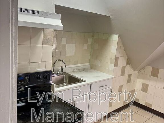 4th image of 1225-1227 Warren Ave Unit 3