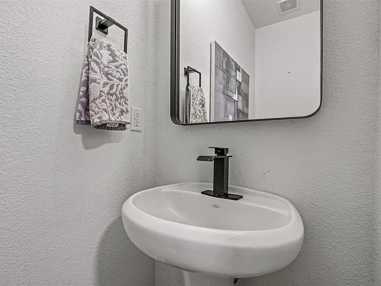 1408 Homespun Rd — Photo 12