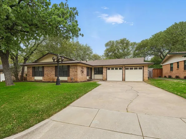 76 Stonegate Dr, Bedford, TX 76022