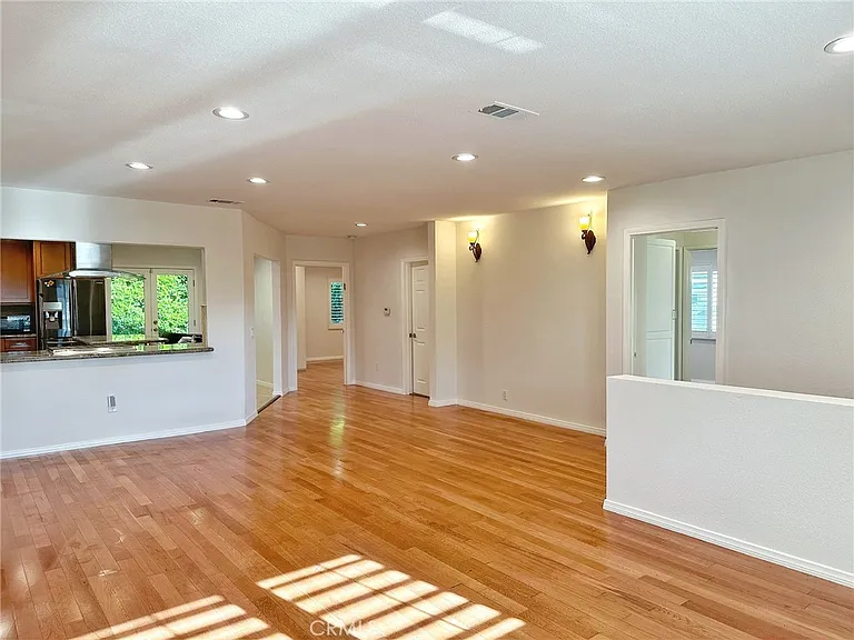 5857 Balcom Ave — Photo 5