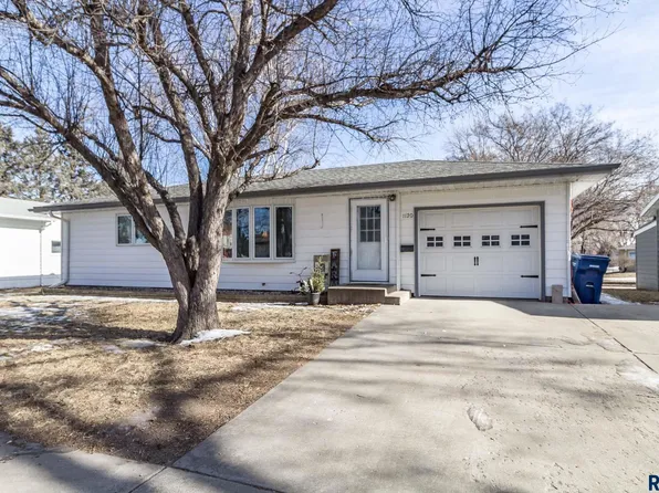 1120 N Harrison Ave, Dell Rapids, SD 57022