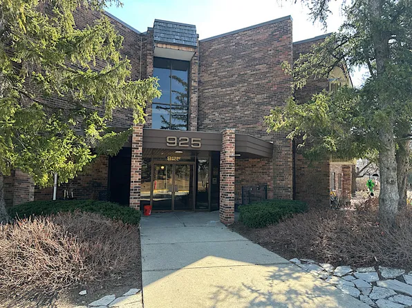 925 Spring Hill Dr APT 213, Northbrook, IL 60062