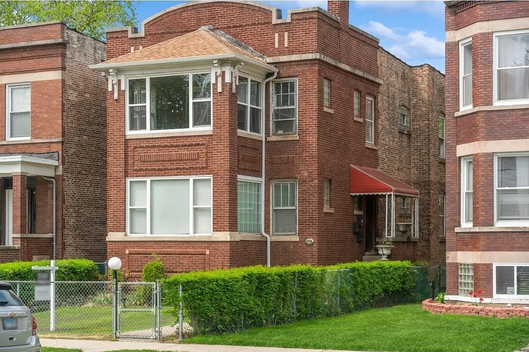 7748 S Saginaw Ave — Photo 1