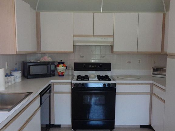 3rd image of 332 Jamaica Blvd