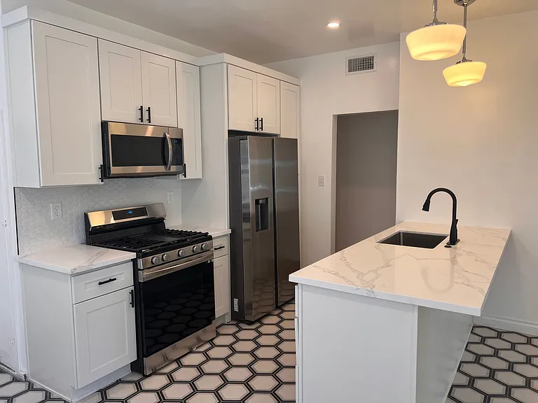 741 S Mansfield Ave — Photo 10