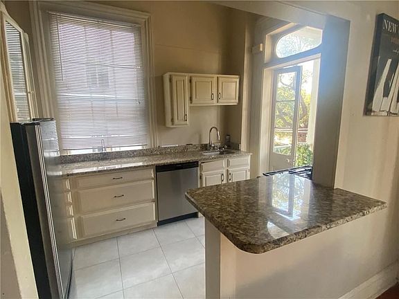 2nd image of 2120 Prytania St #2B
