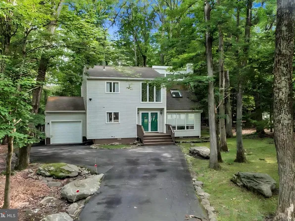 3159 Greenbriar Dr, East Stroudsburg, PA 18301
