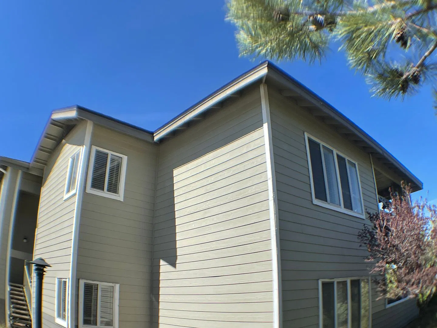 3-Bedroom Condo with Greenbelt Views & Private Balcony — Photo 4