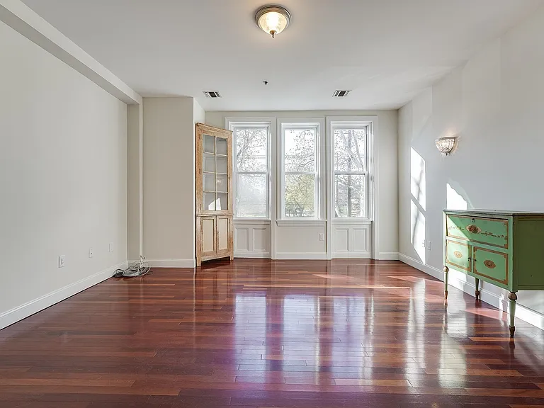 880 Summit Ave #2 — Photo 6