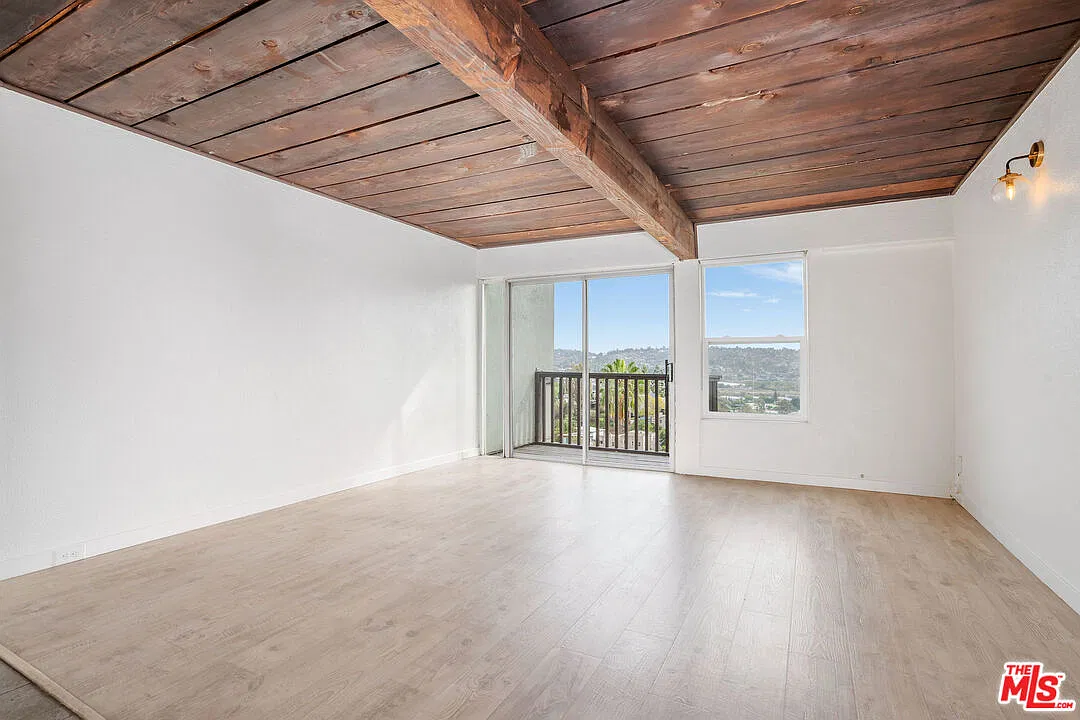 3 bed, 2.0 bath, 1317 sqft, $4,395 — Photo 2