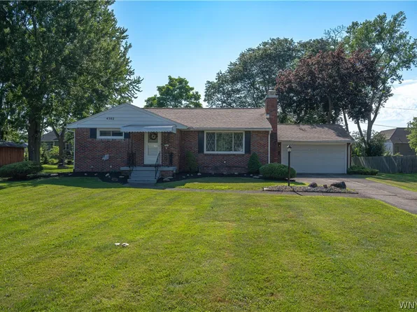 4502 Gentwood Dr, Williamsville, NY 14221