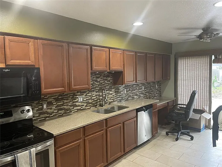 9828 Bubbling Brook Ct — Photo 6