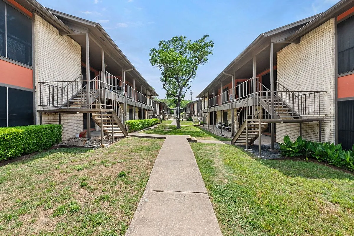 1 bed, 1.0 bath, 600 sqft, $899 — Photo 1