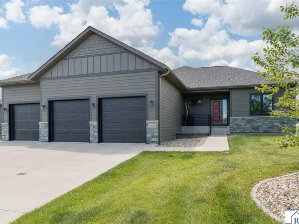 1929 Lexington Ln, North Mankato, MN 56003